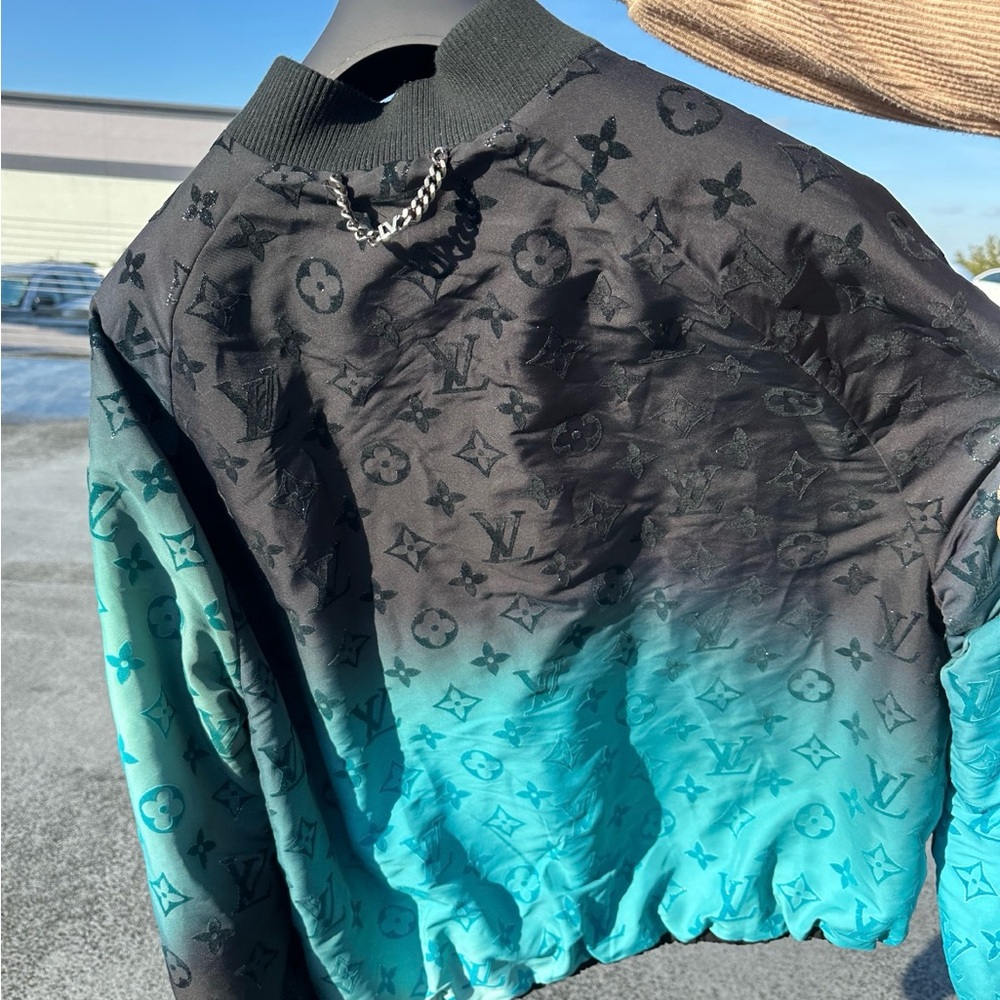 LOUIS VUITTON size XL 
 original limited edition